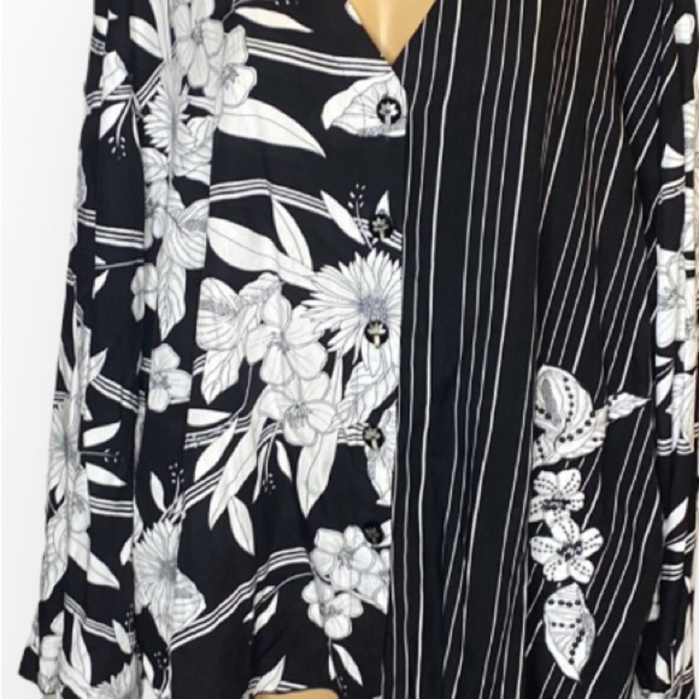 Webebop Art to wear Black and white Floral Blouse 5X
